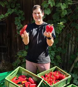 Mann mit roten Paprika in der Hand