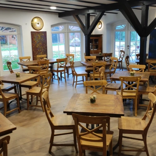 KI generiert: Das Bild zeigt einen Geschenkkorb mit einer Vielzahl von Bio- und Feinkostlebensmitteln, darunter Kaffee, Saft, Schokolade und Gewürze. Die Produkte sind ansprechend in einem Karton arrangiert.