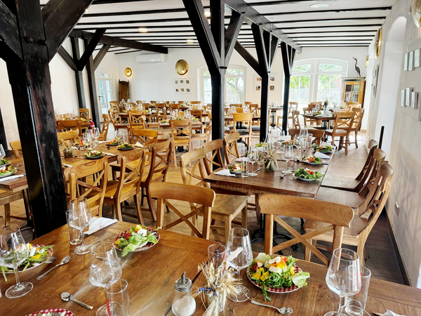 KI generiert: Ein elegantes Restaurant mit gedeckten Tischen und Salattellern.