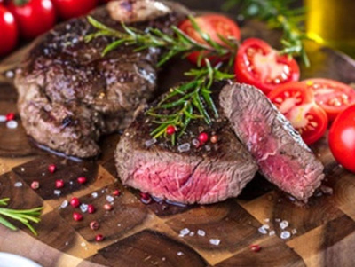 Produktfoto zu Rumpsteak auf Gemüsesalat