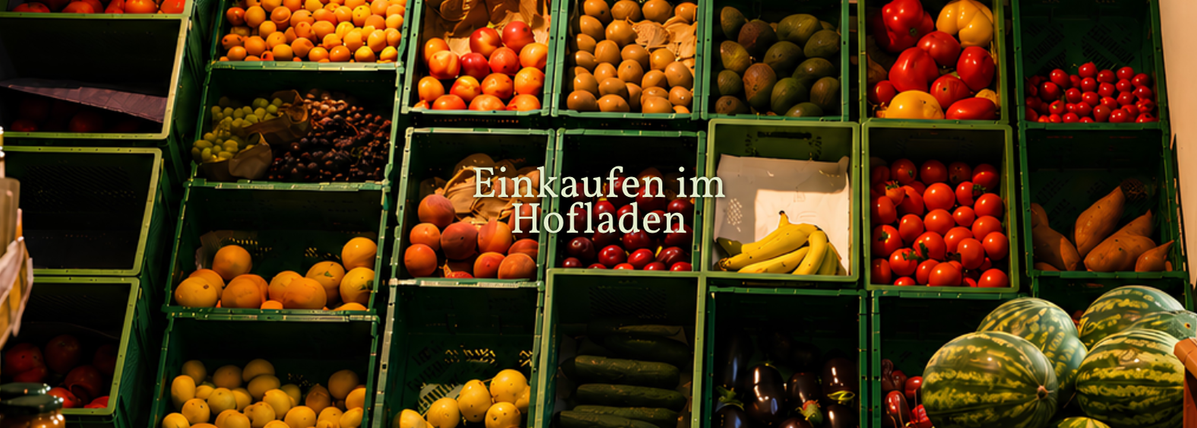 KI generiert: Verschiedene Obst- und Gemüsesorten in Kisten, Text: "Einkaufen im Hofladen".