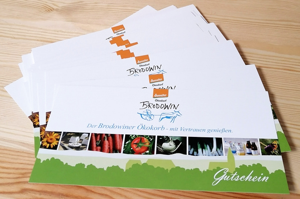 KI generiert: Das Bild zeigt Gutscheine für den "Brodowiner Ökokorb". Text: "Der Brodowiner Ökokorb - mit Vertrauen genießen."
