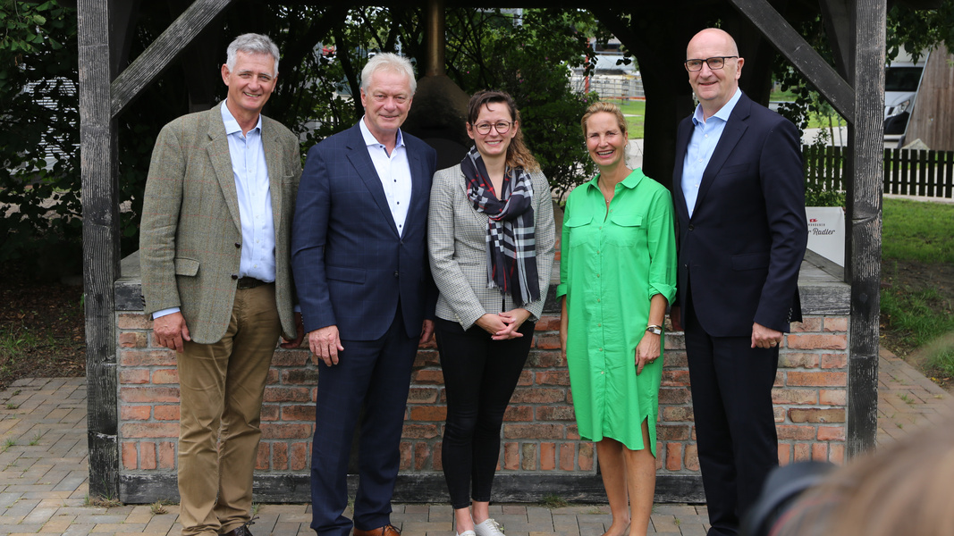 Ludolf von Maltzan (rechts), Bundesminister für Landwirtschaft, Ernährung und Heimat Alois Rainer (2. v.r.), Ministerin für Land- und Ernährungswirtschaft, Umwelt und Verbraucherschutz des Landes Brandenburg Hanka Mittelstädt (mitte), Katja von Maltzan (2. v.l.), Ministerpräsident des Landes Brandenburg Dietmar Woidke auf dem Hof des Ökodorf Brodowin am 25.07.2025.