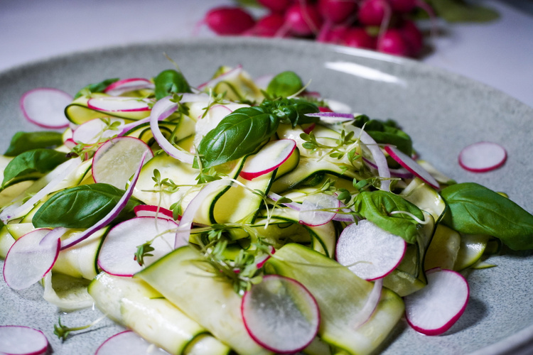 Rezeptbild für Knackiger Zucchini-Salat