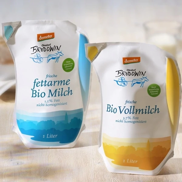 KI generiert: Zwei Milchpackungen von Brodowin: "fettarme Bio Milch" und "Bio Vollmilch" mit Demeter-Siegel.