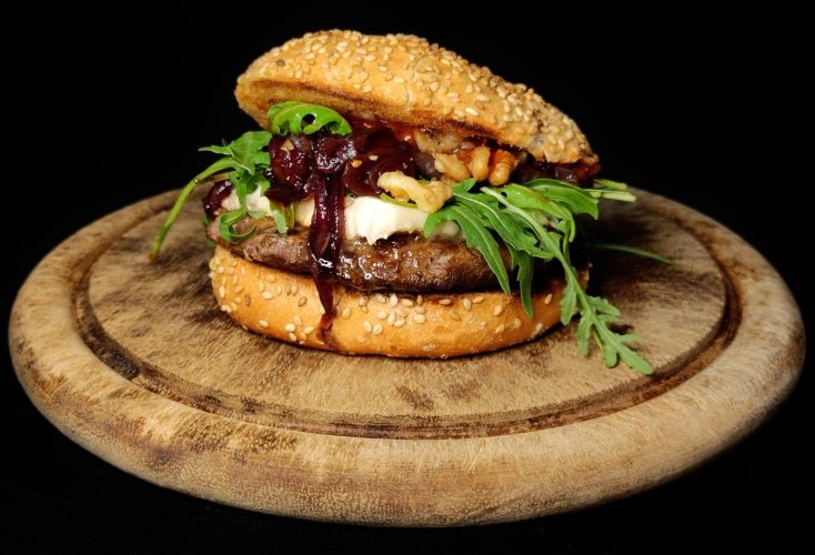 Rezeptbild für Rinderhack Burger mit karamellisierten Zwiebeln und Roquefort