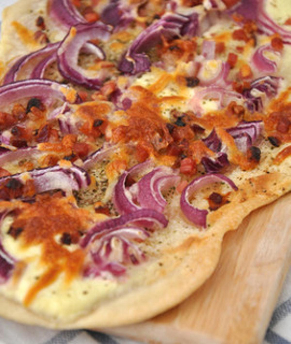 Produktfoto zu Zwiebel-Möhren-Flammkuchen