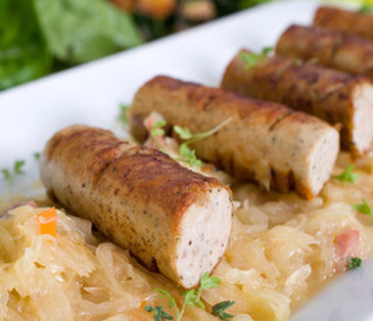 Rindsbratwürste mit Kohlsalat