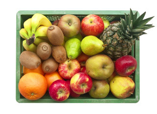KI generiert: Ein Obstkorb mit Äpfeln, Orangen, Kiwis, Bananen, Birne und Ananas.