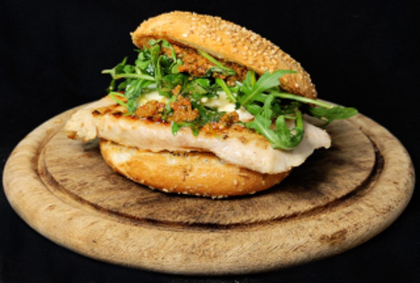 Produktfoto zu Sous vide Putensteak-Burger mit Pesto Pomodoro