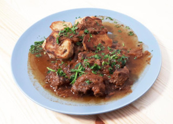 Produktfoto zu Rindergulasch mit gebratenen Semmelknödel