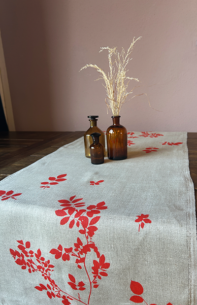Produktfoto zu naturgrauer Leinen-Tischläufer "kleine Heckenrose"
