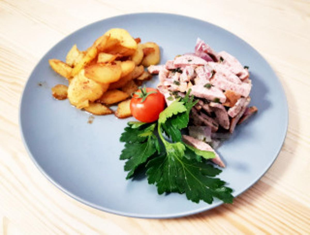 Bayrische Wurstalat mit Bratkartoffeln