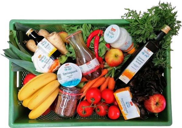 KI generiert: Eine grüne Kiste mit Obst, Gemüse, Quark und Getränken. Text: "Rotbäckchen", "Speisequark", "Sommertraum".