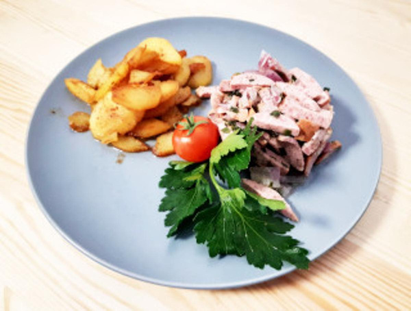 Produktfoto zu Bayrische Wurstalat mit Bratkartoffeln