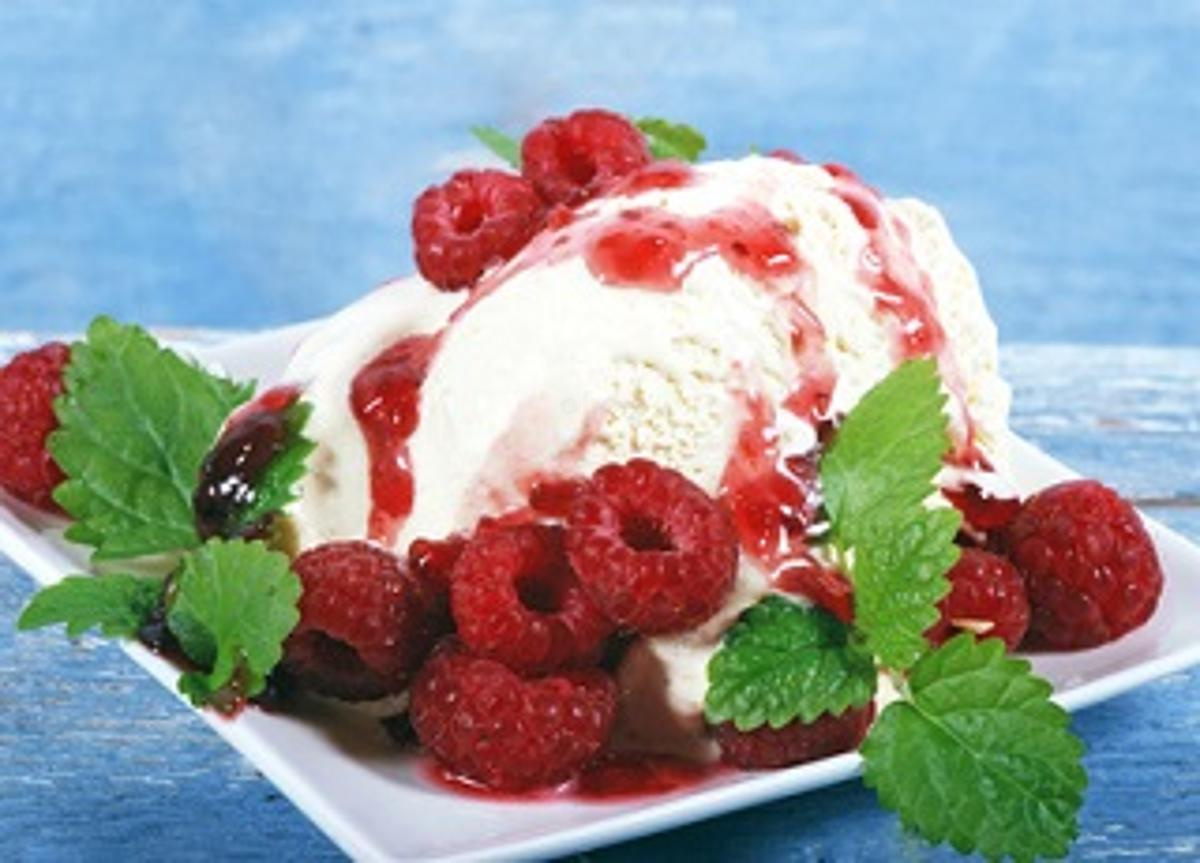 Vanille-Eis mit Himbeeren