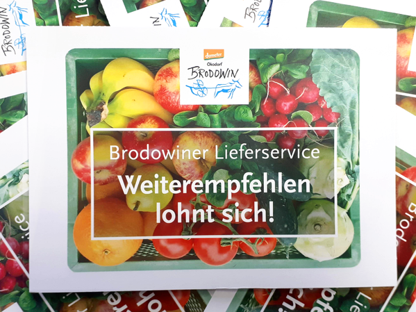 KI generiert: Ein Obstkorb mit Text: "Brodowiner Lieferservice Weiterempfehlen lohnt sich!"