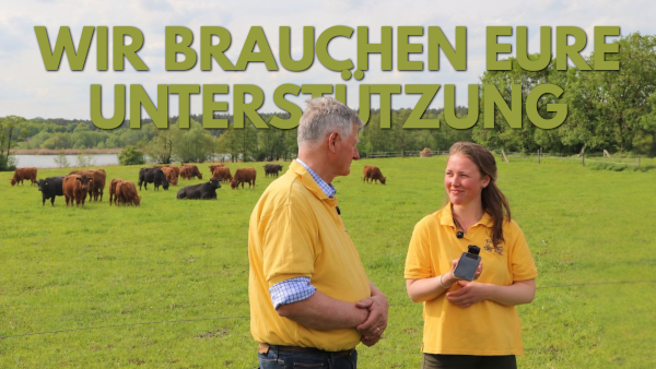 KI-generierte Beschreibung: Zwei Personen halten Tablets, im Hintergrund eine Schafherde. Hauptinhalt: Unterstützung für Ökokisten. Text: "WIR BRAUCHEN EURE UNTERSTÜTZUNG".