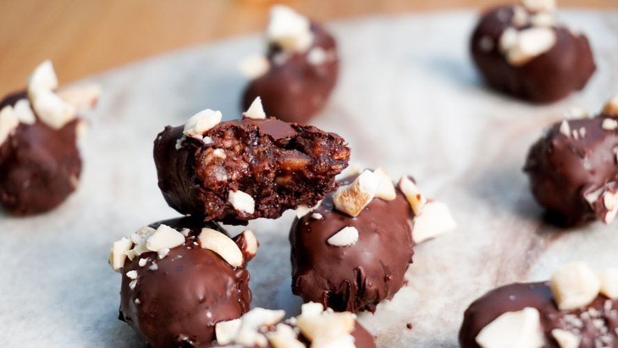 Rezeptbild für Dattel-Nuss-Orangen-Pralinen