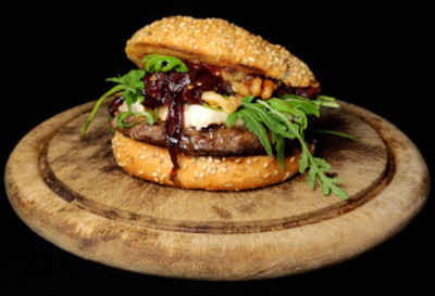 Produktfoto zu Rinderhack-Burger mit karamellisierten Zwiebeln & Roquefortkäse