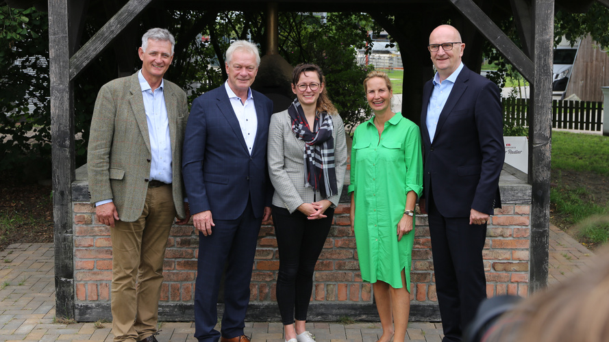 Ludolf von Maltzan (rechts), Bundesminister für Landwirtschaft, Ernährung und Heimat Alois Rainer (2. v.r.), Ministerin für Land- und Ernährungswirtschaft, Umwelt und Verbraucherschutz des Landes Brandenburg Hanka Mittelstädt (mitte), Katja von Maltzan (2. v.l.), Ministerpräsident des Landes Brandenburg Dietmar Woidke auf dem Hof des Ökodorf Brodowin am 25.07.2025.