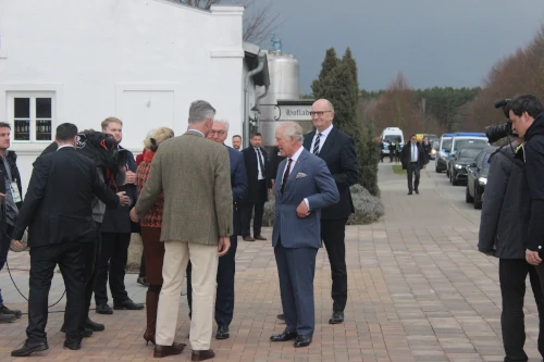 Herr Woidke, König Charles und Herr Maltzan machen Käse in der Brodowiner Molkerei